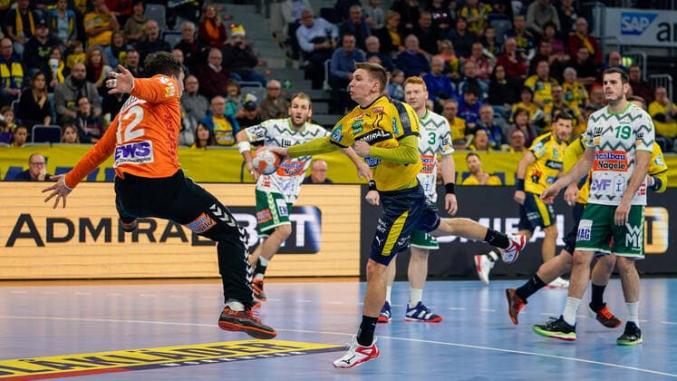 v.li.: Daniel Rebmann (Torwart, Göppingen, 12), Jerry Tollbring (RNL, 17), beim Sprungwurf, Wurf, Torwurf, Action, Aktion, Spielszene, 08.12.2019, Mannheim (Deutschland), Handball, Bundesliga, Rhein-Neckar Löwen - Frisch Auf! Göppingen