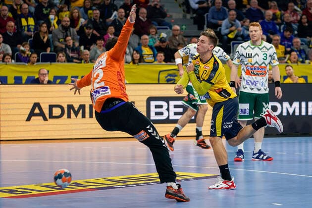 v.li.: Daniel Rebmann (Torwart, Göppingen, 12), Jerry Tollbring (RNL, 17), beim Sprungwurf, Wurf, Torwurf, Action, Aktion, Spielszene, 08.12.2019, Mannheim (Deutschland), Handball, Bundesliga, Rhein-Neckar Löwen - Frisch Auf! Göppingen