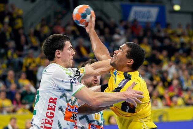 v.li.: Nemanja Zelenovic (Göppingen, 42), Jacob Bagersted (Göppingen, 14), Mads Mensah Larsen (RNL, 22), Zweikampf, Spielszene, Duell, duel, tackle, tackling, Dynamik, Action, Aktion, 08.12.2019, Mannheim (Deutschland), Handball, Bundesliga, Rhein-Neckar Löwen - Frisch Auf! Göppingen