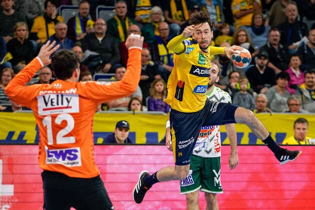v.li.: Daniel Rebmann (Torwart, Göppingen, 12), Patrick Groetzki (RNL, 24), beim Sprungwurf von außen, Wurf, Torwurf, Action, Aktion, Spielszene, 08.12.2019, Mannheim (Deutschland), Handball, Bundesliga, Rhein-Neckar Löwen - Frisch Auf! Göppingen
