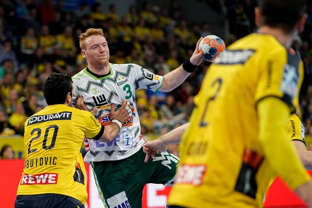 v.li.: Ilija Abutovic (RNL, 20), Nicolai Theilinger (Göppingen, 3), Zweikampf, Spielszene, Duell, duel, tackle, tackling, Dynamik, Action, Aktion, 08.12.2019, Mannheim (Deutschland), Handball, Bundesliga, Rhein-Neckar Löwen - Frisch Auf! Göppingen