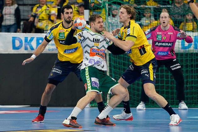 v.li.: Ilija Abutovic (RNL, 20), Kresimir Kozina (Göppingen, 44), Jesper Nielsen (RNL, 36), Zweikampf, Spielszene, Duell, duel, tackle, tackling, Dynamik, Action, Aktion, 08.12.2019, Mannheim (Deutschland), Handball, Bundesliga, Rhein-Neckar Löwen - Frisch Auf! Göppingen