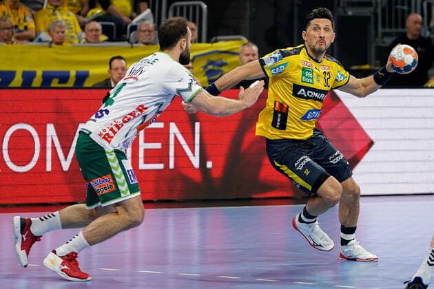 v.li.: Tim Kneule (Göppingen, 4), Alexander Petersson (RNL, 32), Zweikampf, Spielszene, Duell, duel, tackle, tackling, Dynamik, Action, Aktion, 08.12.2019, Mannheim (Deutschland), Handball, Bundesliga, Rhein-Neckar Löwen - Frisch Auf! Göppingen