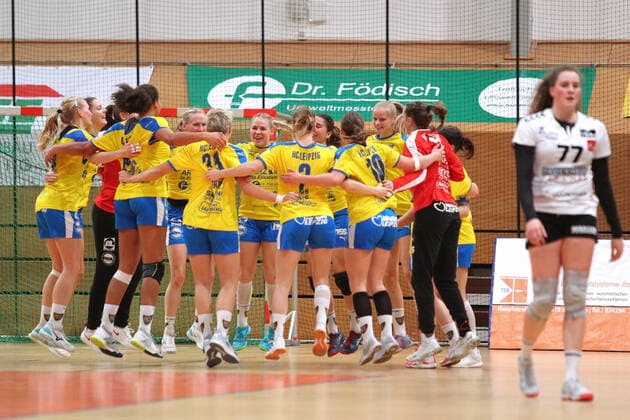 Handball, 2. HBF, HC Leipzig vs. HSV Solingen-Graefrath, 08.12.19 Handball, 2. Bundesliga Frauen, HBF, Saison 2019 2020, 11. Spieltag: HC Leipzig vs. HSV Solingen-Graefrath 76 am 08.12.19 in der Sporthalle Bruederstrasse Leipzig. Im Bild: HCL, Sieg, Jubel, Team, Mannschaft, Kreis, feiern Copyright: xBEAUTIFULxSPORTS JanxKaeferx