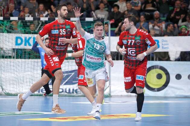 08.12.2019, TUI Arena, Hannover, Ligaspiel, 1. Bundesliga, TSV Hannover-Burgdorf vs Fuechse Berlin, im Bild Timo Kastening (73, Han.-Burgdorf) jubelt nach seinem Tor, Marko Kopljar (35, Berlin) und Johan Koch (77, Berlin) sind enttaeuscht TSV Hannover-Burgdorf vs Fuechse Berlin