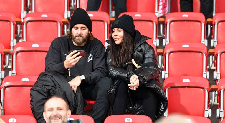 Silvio Heinevetter (Torwart Füchse) mit Lebensgefährtin Simone Thomalla (Schauspielerin) auf der Tribüne 1. FC Union Berlin - 1.FC Köln 1.Bundesliga 2019 2020, Saison 2019 2020, Fußball, Fussball, DFL, soccer, Herren, Deutschland, Germany, Berlin, 8.12.2019 Stadion Alte Foersterei DFL REGULATIONS PROHIBIT ANY USE OF PHOTOGRAPHS AS IMAGE SEQUENCES AND OR QUASI-VIDEO