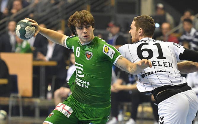 Jacob Tandrup Holm (Füchse), mit Ball, rechts Hendrik Pekeler (Kiel), Füchse Berlin - THW Kiel 1. Bundesliga, DKB-Handballbundesliga, 2019 2020 Herren, Männer, Maenner, Handball, Deutschland, Germany, Max-Schmeling-Halle Berlin, 12.12.2019