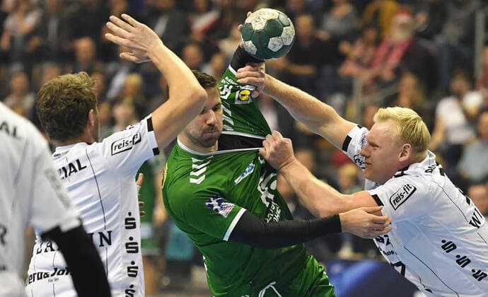 Fabian Wiede (Füchse), mit Ball, beim Kampf gegen Patrick Wiencek (Kiel), Steffen Weinhold (Kiel), 1. Bundesliga, DKB-Handballbundesliga, 2019 2020 Herren, Männer, Maenner, Handball, Deutschland, Germany, Max-Schmeling-Halle Berlin, 12.12.2019