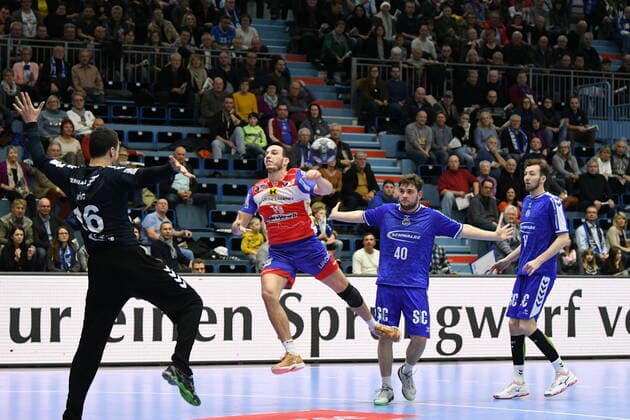, 19 Ante Tokic ( 19 ThSV Eisenach) bei einem gewaltigen Sprungwurf,, VfL Gummersbach - ThSV Eisenach, Maenner, 2. Liga, Liqui Moly Handball Bundesliga, 16. Spieltag, 14.12.2019, - VfL Gummersbach - ThSV Eisenach, Handball, Liqui Moly 2. Handball Bundesliga, Maenner, Spielzeit 2019 20 Gummersbach Copyright: xAugstx xEibner-Pressefotox EP_jat