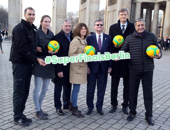 GER, aVolleyball-HauptstadtÒ Europas - am Brandnburger Tor 19.12.2019, Brandenburger Tor, Berlin, GER, aVolleyball-HauptstadtÒ Europas - am Brandnburger Tor, im Bild Aleksandar Boricic, Praesident CEV ¥ Gabriele Freytag, Abteilungsleiterin ¥ Rene Hecht, Praesident DVV ¥ Michael Evers, Praesident VBL ¥ Kaweh Niroomand, Geschaeftsfuehrer BR Volleys ¥ Benjamin Patch, Spieler BR Volleys ¥ Christiane Fuerst, dreimalige Champions-League-Siegerin