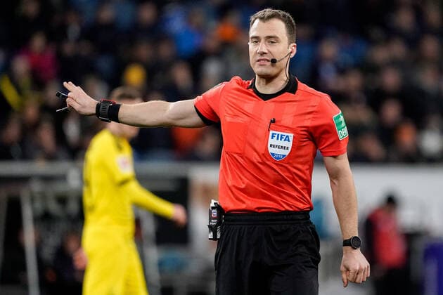 Felix Zwayer (Schiedsrichter), gibt Anweisungen, gestikuliert, mit den Armen gestikulieren, gives instructions, gesticulate, Einzelbild, Aktion, Action, 20.12.2019, Sinsheim (Deutschland), Fussball, Bundesliga, TSG 1899 Hoffenheim - Borussia Dortmund, DFB DFL REGULATIONS PROHIBIT ANY USE OF PHOTOGRAPHS AS IMAGE SEQUENCES AND OR QUASI-VIDEO.