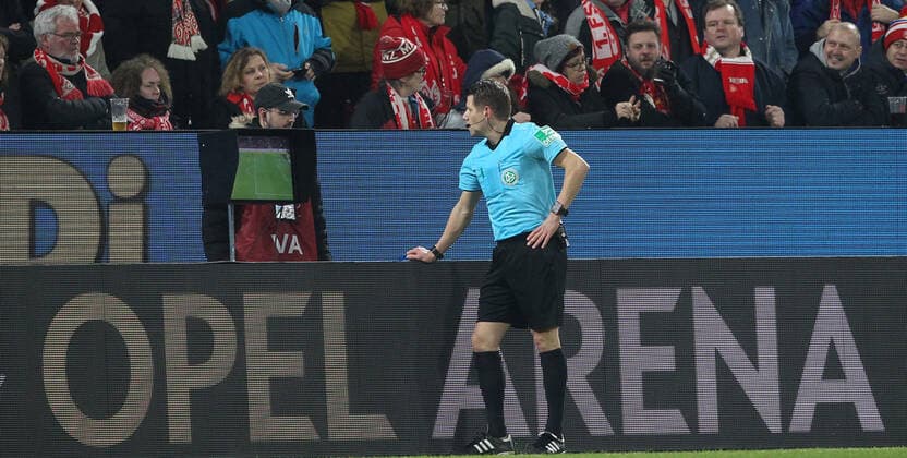 Schiedsrichter Patrick Ittrich schaut sich die Szene nach dem vermeintlichen 1-0 Fuer Leverkusen durch Volland nochmals an, entscheidet auf Handspiel vor dem Tor, Fussball, 1. Bundesliga: 1. FSV Mainz 05 - Bayer 04 Leverkusen, 17. Spieltag am 21.12.2019, Saison 2019 20, ,m05, ZmdZ, ** Gemäß den Vorgaben der DFL Deutsche Fußball Liga ist es untersagt, in dem Stadion und oder vom Spiel angefertigte Fotoaufnahmen in Form von Sequenzbildern und oder videoähnlichen Fotostrecken zu verwerten bzw. verwerten zu lassen. DFL regulations prohibit any use of photographs as image sequences and or quasi-video. ** 1. FSV Mainz 05 - Bayer 04 Leverkusen