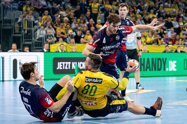 v.li.: Magnus Röd (Flensburg, 77), Jannik Kohlbacher (RNL, 80), Johannes Golla (Flensburg, 4), Zweikampf, Spielszene, Duell, duel, tackle, tackling, Dynamik, Action, Aktion, 21.12.2019, Mannheim (Deutschland), Handball, Bundesliga, Rhein-Neckar Löwen - SG Flensburg-Handewitt