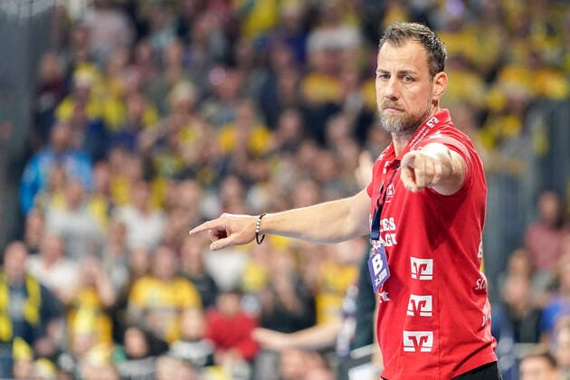 Maik Machulla (Trainer, Cheftrainer, Flensburg), gibt Anweisungen, gestikuliert, mit den Armen gestikulieren, gives instructions, gesticulate, Einzelbild, Aktion, Action, 21.12.2019, Mannheim (Deutschland), Handball, Bundesliga, Rhein-Neckar Löwen - SG Flensburg-Handewitt