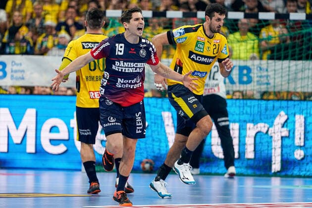 Torschütze Marius Steinhauser (Flensburg, 19), jubelt über das Tor zum 0:1, Jubel, Torjubel, Torerfolg, celebrate the goal, goal, celebration, Jubel ueber das Tor, optimistisch, Spielszene, Highlight, Einzelbild, Action, Aktion, 21.12.2019, Mannheim (Deutschland), Handball, Bundesliga, Rhein-Neckar Löwen - SG Flensburg-Handewitt