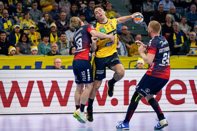 v.li.: Magnus Jöndal (Flensburg, 18), Niclas Kirkelokke (Kirkelökke, RNL, 6), Jim Gottfridsson (Flensburg, 24), Zweikampf, Spielszene, Duell, duel, tackle, tackling, Dynamik, Action, Aktion, 21.12.2019, Mannheim (Deutschland), Handball, Bundesliga, Rhein-Neckar Löwen - SG Flensburg-Handewitt