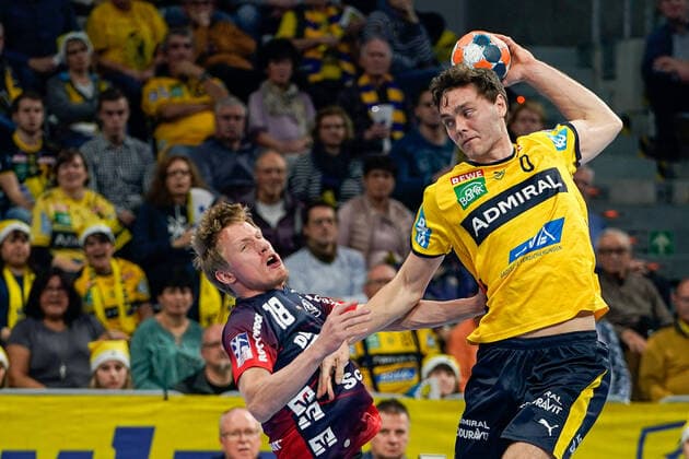 v.li.: Magnus Jöndal (Flensburg, 18), Niclas Kirkelokke (Kirkelökke, RNL, 6), Zweikampf, Spielszene, Duell, duel, tackle, tackling, Dynamik, Action, Aktion, 21.12.2019, Mannheim (Deutschland), Handball, Bundesliga, Rhein-Neckar Löwen - SG Flensburg-Handewitt