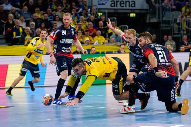 v.li.: Jannik Kohlbacher (RNL, 80), Anders Zachariassen (Flensburg, 22), Jacob Heinl (Flensburg, 21), Zweikampf, Spielszene, Duell, duel, tackle, tackling, Dynamik, Action, Aktion, 21.12.2019, Mannheim (Deutschland), Handball, Bundesliga, Rhein-Neckar Löwen - SG Flensburg-Handewitt