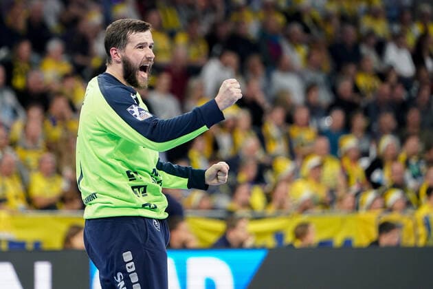 Benjamin Buric (Torwart, Flensburg, 1), jubelt über ein Tor, Jubel, Torjubel, Torerfolg, celebrate the goal, goal, celebration, Jubel ueber das Tor, optimistisch, Spielszene, Highlight, Einzelbild, Action, Aktion, Einzelbild, 21.12.2019, Mannheim (Deutschland), Handball, Bundesliga, Rhein-Neckar Löwen - SG Flensburg-Handewitt