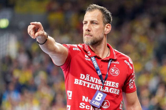 Maik Machulla (Trainer, Cheftrainer, Flensburg), gibt Anweisungen, gestikuliert, mit den Armen gestikulieren, gives instructions, gesticulate, Einzelbild, Aktion, Action, 21.12.2019, Mannheim (Deutschland), Handball, Bundesliga, Rhein-Neckar Löwen - SG Flensburg-Handewitt