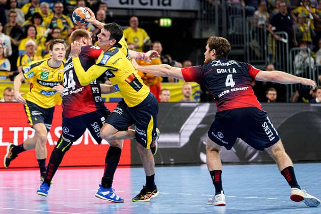 v.li.: Jim Gottfridsson (Flensburg, 24), Andre Schmid (Andy Schmid, RNL, 2), Johannes Golla (Flensburg, 4), Zweikampf, Spielszene, Duell, duel, tackle, tackling, Dynamik, Action, Aktion, 21.12.2019, Mannheim (Deutschland), Handball, Bundesliga, Rhein-Neckar Löwen - SG Flensburg-Handewitt