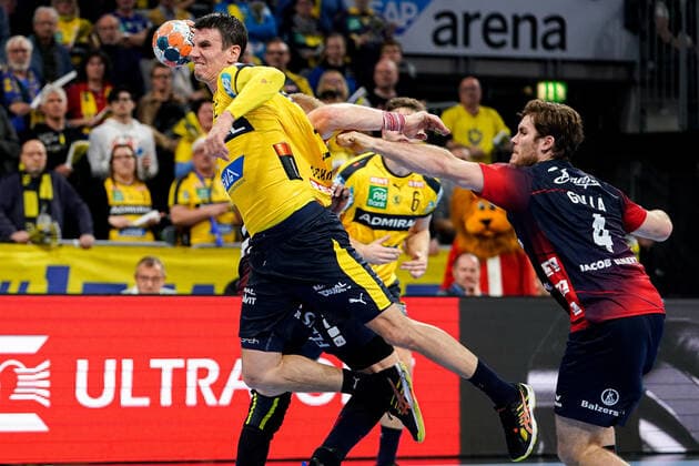v.li.: Jim Gottfridsson (Flensburg, 24), Andre Schmid (Andy Schmid, RNL, 2), Johannes Golla (Flensburg, 4), Zweikampf, Spielszene, Duell, duel, tackle, tackling, Dynamik, Action, Aktion, 21.12.2019, Mannheim (Deutschland), Handball, Bundesliga, Rhein-Neckar Löwen - SG Flensburg-Handewitt