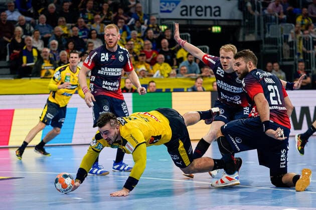 v.li.: Jannik Kohlbacher (RNL, 80), Anders Zachariassen (Flensburg, 22), Jacob Heinl (Flensburg, 21), Zweikampf, Spielszene, Duell, duel, tackle, tackling, Dynamik, Action, Aktion, 21.12.2019, Mannheim (Deutschland), Handball, Bundesliga, Rhein-Neckar Löwen - SG Flensburg-Handewitt