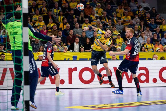 v.li.: Benjamin Buric (Torwart, Flensburg, 1), Magnus Jöndal (Flensburg, 18), Uwe Gensheimer (RNL, 3) am Ball, Jim Gottfridsson (Flensburg, 24), beim Sprungwurf, Wurf, Torwurf, Action, Aktion, Spielszene, 21.12.2019, Mannheim (Deutschland), Handball, Bundesliga, Rhein-Neckar Löwen - SG Flensburg-Handewitt