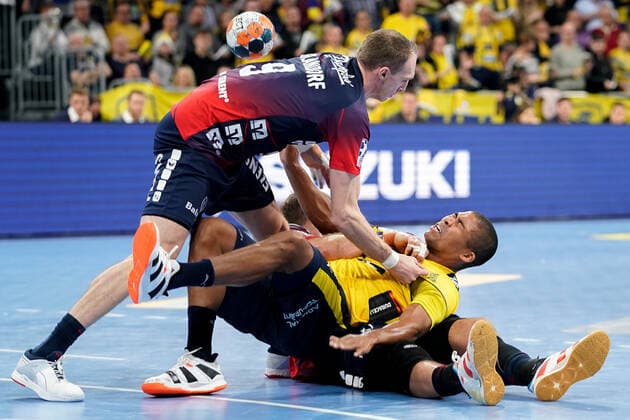 v.li.: Holger Glandorf (Flensburg, 9), Mads Mensah Larsen (RNL, 22), Jacob Heinl (Flensburg, 21, verdeckt), Zweikampf, Spielszene, Duell, duel, tackle, tackling, Dynamik, Action, Aktion, 21.12.2019, Mannheim (Deutschland), Handball, Bundesliga, Rhein-Neckar Löwen - SG Flensburg-Handewitt