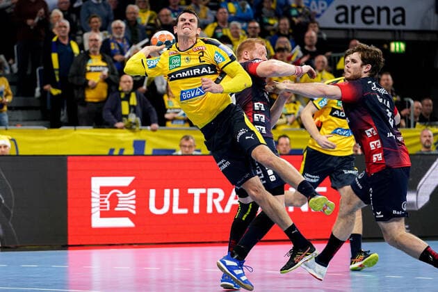 v.li.: Jim Gottfridsson (Flensburg, 24), Andre Schmid (Andy Schmid, RNL, 2), Johannes Golla (Flensburg, 4), Zweikampf, Spielszene, Duell, duel, tackle, tackling, Dynamik, Action, Aktion, 21.12.2019, Mannheim (Deutschland), Handball, Bundesliga, Rhein-Neckar Löwen - SG Flensburg-Handewitt