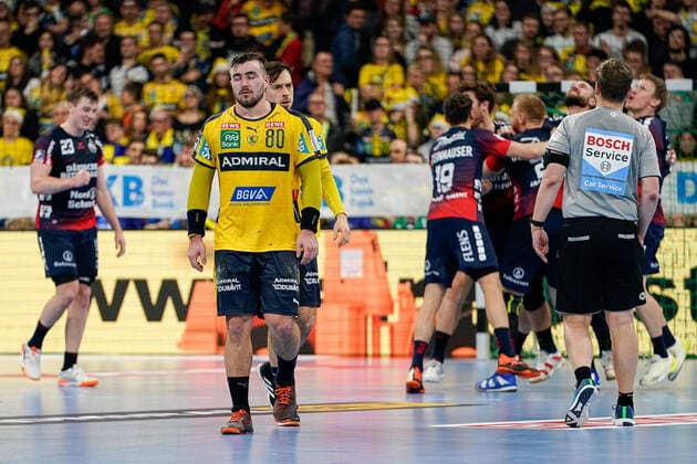 v.li.: Jannik Kohlbacher (RNL, 80), Patrick Groetzki (RNL, 24), Spieler der Rhein-Neckar-Löwen, enttäuscht über die Niederlage, Enttäuschung nach dem Schlusspfiff, Highlight, Verlierer, verloren, Frustration, disappointed, pessimistisch, 21.12.2019, Mannheim (Deutschland), Handball, Bundesliga, Rhein-Neckar Löwen - SG Flensburg-Handewitt