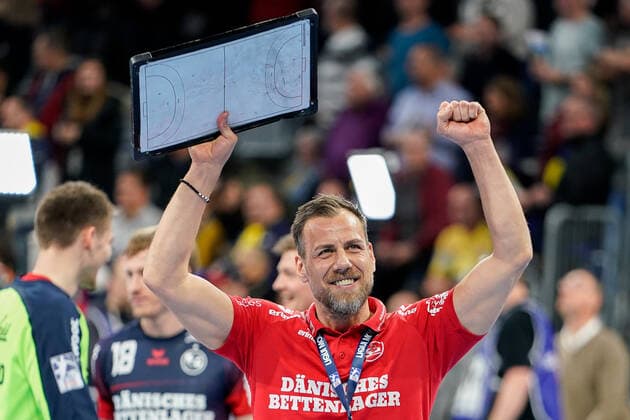 Maik Machulla (Trainer, Cheftrainer, Flensburg), Jubel nach dem Schlusspfiff, Sieg, Sieger, Gewinner, jubelt, jubeln, Freude, optimistisch, Highlight, Einzelbild, Aktion, Action, 21.12.2019, Mannheim (Deutschland), Handball, Bundesliga, Rhein-Neckar Löwen - SG Flensburg-Handewitt