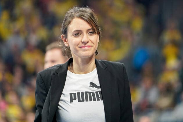 Jennifer Kettemann (Geschäftsführerin, RNL), Einzelbild, Aktion, Action, Porträt, Portrait, Freude, freundlich, fröhlich, glücklich, strahlend, optimistisch, 21.12.2019, Mannheim (Deutschland), Handball, Bundesliga, Rhein-Neckar Löwen - SG Flensburg-Handewitt