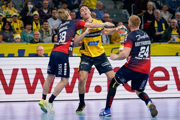 v.li.: Magnus Jöndal (Flensburg, 18), Niclas Kirkelokke (Kirkelökke, RNL, 6), Jim Gottfridsson (Flensburg, 24), Zweikampf, Spielszene, Duell, duel, tackle, tackling, Dynamik, Action, Aktion, 21.12.2019, Mannheim (Deutschland), Handball, Bundesliga, Rhein-Neckar Löwen - SG Flensburg-Handewitt