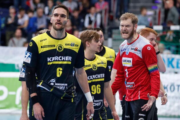 26.12.2019, TUI Arena, Hannover, Ligaspiel, 1. Bundesliga, TSV Hannover-Burgdorf vs TVB Stuttgart, im Bild Dominik Weiss (6, Stuttgart), Tim Roman Wieling (96, Stuttgart) und Johannes Bitter (1, Stuttgart) sind zur Halbzeitpause enttaeuscht TSV Hannover-Burgdorf vs TVB Stuttgart