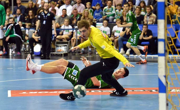 Mijajlo Marsenic (Füchse), nach einem Wurf am Boden, vorne Joel Birlehm (Torwart Leipzig), Füchse Berlin - SC DHFK Leipzig 1. Bundesliga, DKB-Handballbundesliga, 2019 2020 Herren, Männer, Maenner, Handball, Deutschland, Germany, Max-Schmeling-Halle Berlin, 26.12.2019
