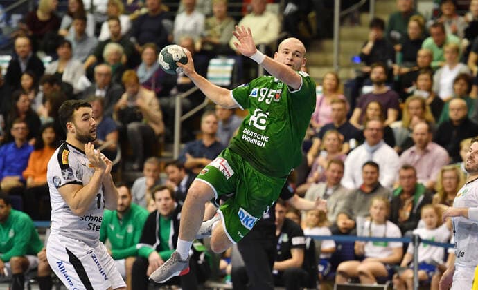 Paul Drux (Füchse) beim Wurf, links Alen Milosevic (Leipzig), Füchse Berlin - SC DHFK Leipzig 1. Bundesliga, DKB-Handballbundesliga, 2019 2020 Herren, Männer, Maenner, Handball, Deutschland, Germany, Max-Schmeling-Halle Berlin, 26.12.2019