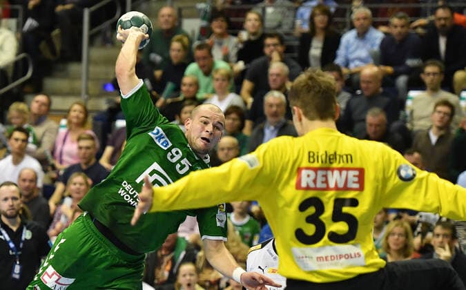 Paul Drux (Füchse) beim Wurf, vorne Joel Birlehm (Torwart Leipzig), Füchse Berlin - SC DHFK Leipzig 1. Bundesliga, DKB-Handballbundesliga, 2019 2020 Herren, Männer, Maenner, Handball, Deutschland, Germany, Max-Schmeling-Halle Berlin, 26.12.2019