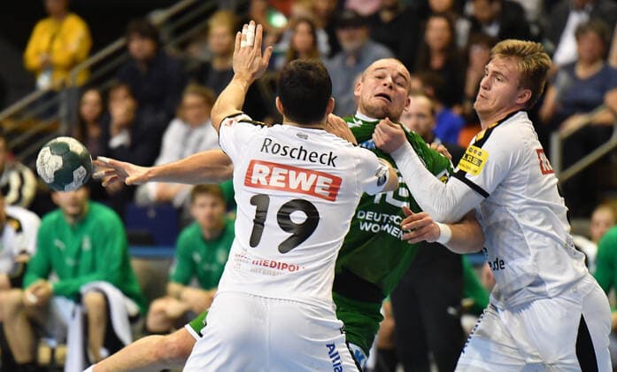 Paul Drux (Füchse) beim Zweikmapf mit Franz Semper (Leipzig), links Alen Milosevic (Leipzig), Füchse Berlin - SC DHFK Leipzig 1. Bundesliga, DKB-Handballbundesliga, 2019 2020 Herren, Männer, Maenner, Handball, Deutschland, Germany, Max-Schmeling-Halle Berlin, 26.12.2019