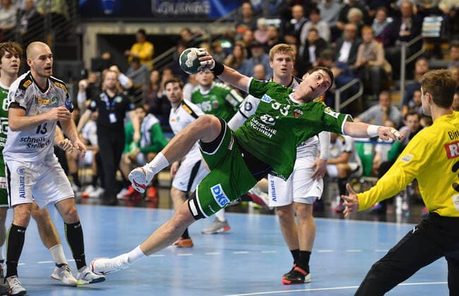 Mijajlo Marsenic (Füchse), beim Wurf, vorne Joel Birlehm (Torwart Leipzig), hinten Franz Semper (Leipzig), Füchse Berlin - SC DHFK Leipzig 1. Bundesliga, DKB-Handballbundesliga, 2019 2020 Herren, Männer, Maenner, Handball, Deutschland, Germany, Max-Schmeling-Halle Berlin, 26.12.2019