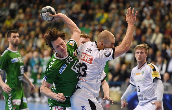 Hans Lindberg (Füchse), beim Wurf, rechts Philipp Weber (Leipzig), Maximilian Janke (Leipzig), Füchse Berlin - SC DHFK Leipzig 1. Bundesliga, DKB-Handballbundesliga, 2019 2020 Herren, Männer, Maenner, Handball, Deutschland, Germany, Max-Schmeling-Halle Berlin, 26.12.2019