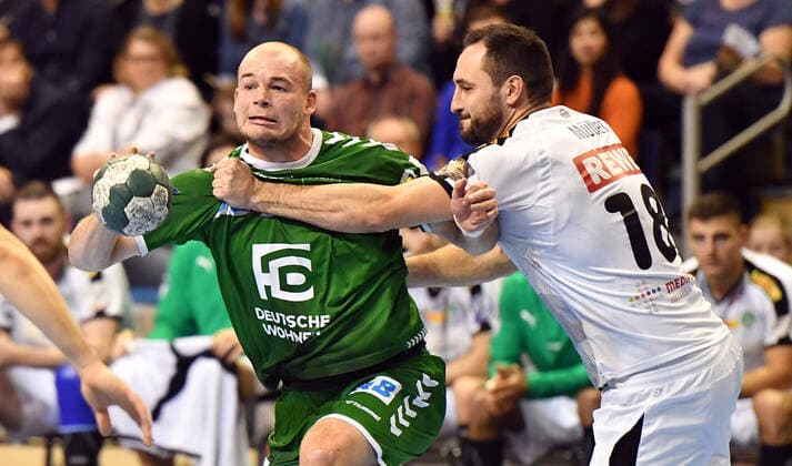 Sport Bilder des Tages Paul Drux (Füchse) mirt BVall, rechts Philipp Müller (Leipzig), Füchse Berlin - SC DHFK Leipzig 1. Bundesliga, DKB-Handballbundesliga, 2019 2020 Herren, Männer, Maenner, Handball, Deutschland, Germany, Max-Schmeling-Halle Berlin, 26.12.2019