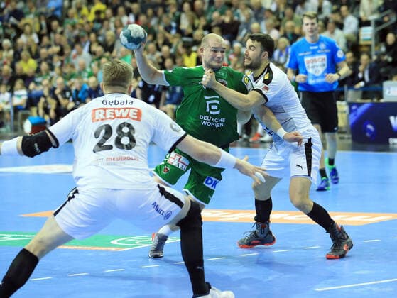 GER, DHB, 1.HBL, FUECHSE BERLIN VS. SC DHfK LEIPZIG 26.12.2019, Max Schmeling Halle, Berlin, GER, DHB, 1.HBL, FUECHSE BERLIN VS. SC DHfK LEIPZIG, DHB regulations prohibit any use of photographs as image sequences and or quasi-video im Bild Paul Drux (Fuechse Berlin 95), Bastian Roscheck (SC DHfK Leipzig 19), Maciej Gebala (SC DHfK Leipzig 28)