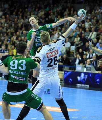 GER, DHB, 1.HBL, FUECHSE BERLIN VS. SC DHfK LEIPZIG 26.12.2019, Max Schmeling Halle, Berlin, GER, DHB, 1.HBL, FUECHSE BERLIN VS. SC DHfK LEIPZIG, DHB regulations prohibit any use of photographs as image sequences and or quasi-video im Bild Hans Lindberg (Fuechse Berlin 18), Maciej Gebala (SC DHfK Leipzig 28)