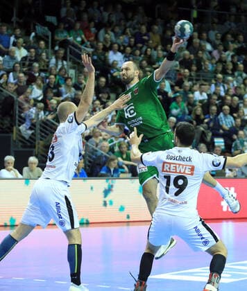 GER, DHB, 1.HBL, FUECHSE BERLIN VS. SC DHfK LEIPZIG 26.12.2019, Max Schmeling Halle, Berlin, GER, DHB, 1.HBL, FUECHSE BERLIN VS. SC DHfK LEIPZIG, DHB regulations prohibit any use of photographs as image sequences and or quasi-video im Bild Michael Mueller (Fuechse Berlin 25), Maximilian Janke (SC DHfK Leipzig 13), Bastian Roscheck (SC DHfK Leipzig 19)