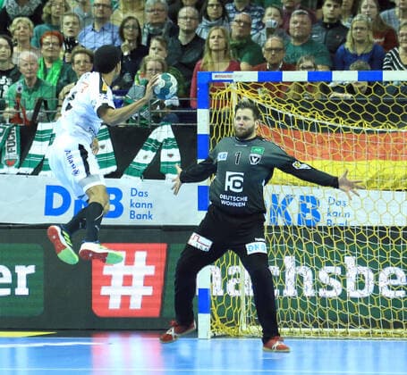 GER, DHB, 1.HBL, FUECHSE BERLIN VS. SC DHfK LEIPZIG 26.12.2019, Max Schmeling Halle, Berlin, GER, DHB, 1.HBL, FUECHSE BERLIN VS. SC DHfK LEIPZIG, DHB regulations prohibit any use of photographs as image sequences and or quasi-video im Bild Martin Ziemer (Fuechse Berlin 1), Raul Santos (SC DHfK Leipzig 92)