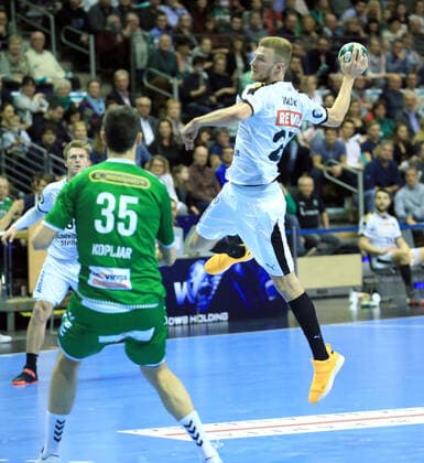 GER, DHB, 1.HBL, FUECHSE BERLIN VS. SC DHfK LEIPZIG 26.12.2019, Max Schmeling Halle, Berlin, GER, DHB, 1.HBL, FUECHSE BERLIN VS. SC DHfK LEIPZIG, DHB regulations prohibit any use of photographs as image sequences and or quasi-video im Bild Marco Kopljar (Fuechse Berlin 35), Philipp Weber (SC DHfK Leipzig 20)