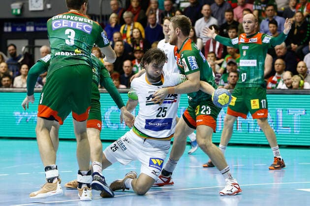 29.12.2019, xtgx, Handball Liqui Moly HBL, SC Magdeburg - HSG Wetzlar emspor, v.l. Piotr Chrapkowski (Magdeburg, 3), Ole Forsell Schefvert (Wetzlar, 25), Albin Lagergren (Magdeburg, 23) Zweikampf, Duell, Kampf, tackle GETEC Arena