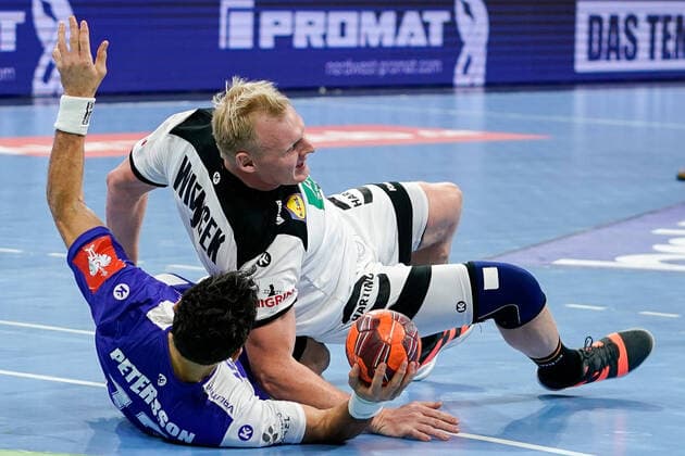 v.li.: Alexander Petersson (HSI, Island, 15), Patrick Wiencek (DHB, 7), Zweikampf, Spielszene, Duell, duel, tackle, tackling, Dynamik, Action, Aktion, 04.01.2020, Mannheim (Deutschland), Handball, Länderspiel, Deutschland - Island