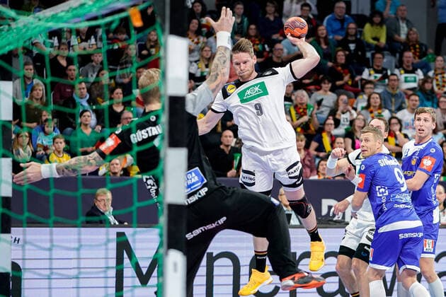 v.li.: Björgvin Pall Gustavsson (Torwart, HSI, Island, 1), Tobias Reichmann (DHB, 9), beim Sprungwurf von außen, Wurf, Torwurf, Action, Aktion, Spielszene, 04.01.2020, Mannheim (Deutschland), Handball, Länderspiel, Deutschland - Island